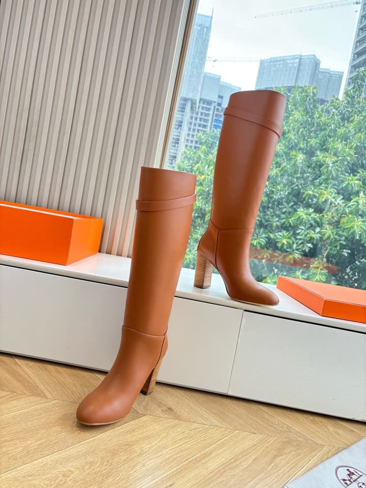 Hermès Classic Knee-High Boots – 2025FW in Assorted Buckle Riding Boots Display