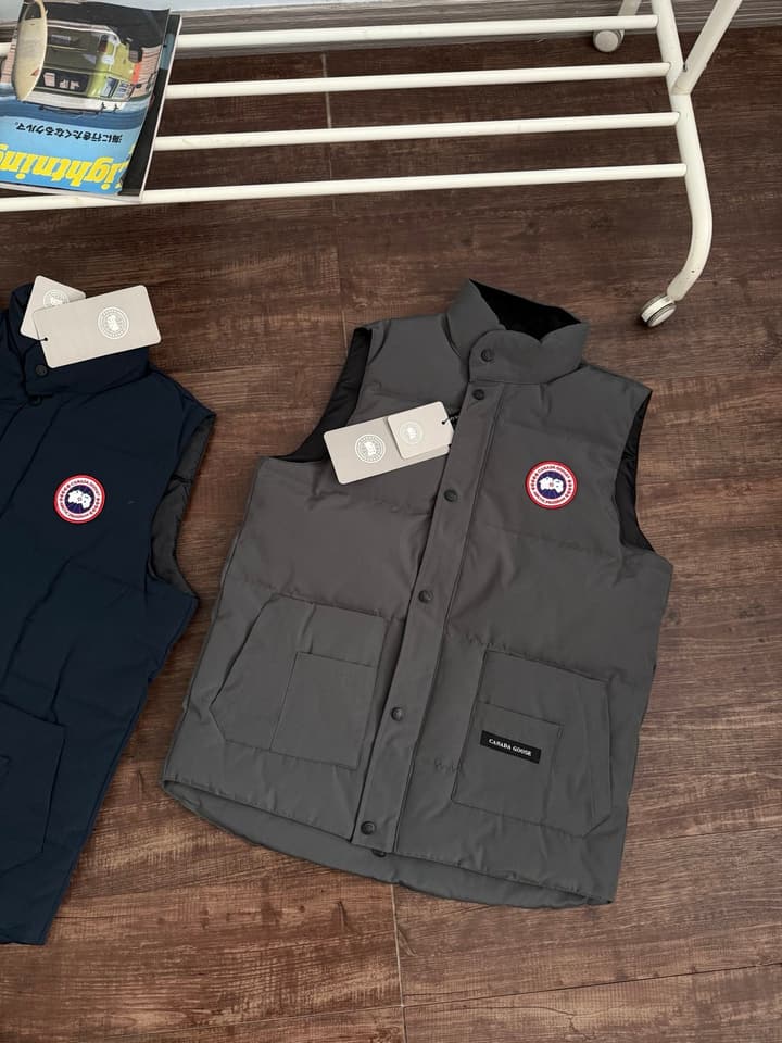Canada Goose Unisex Down Puffer Vest in Black