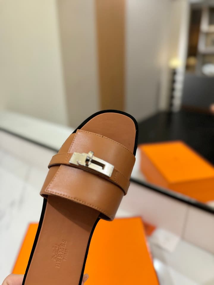 Hermès Classic Timeless Leather Sandals in Black