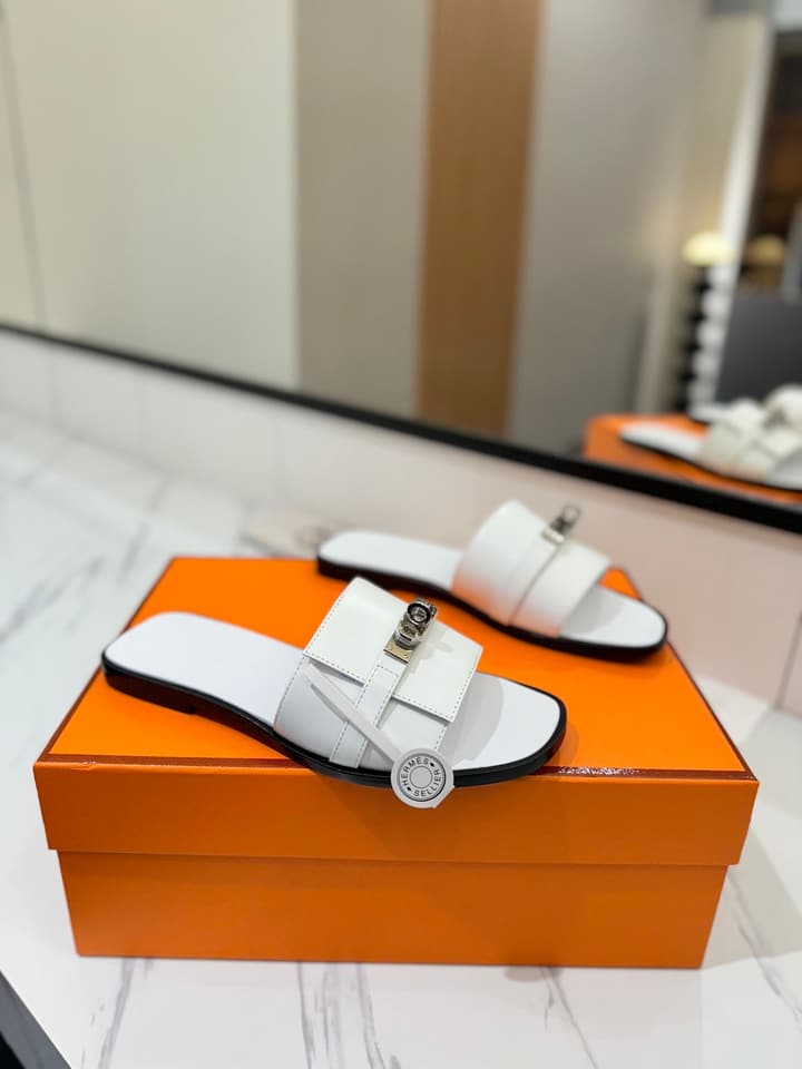 Hermès Classic Timeless Leather Sandals in Black