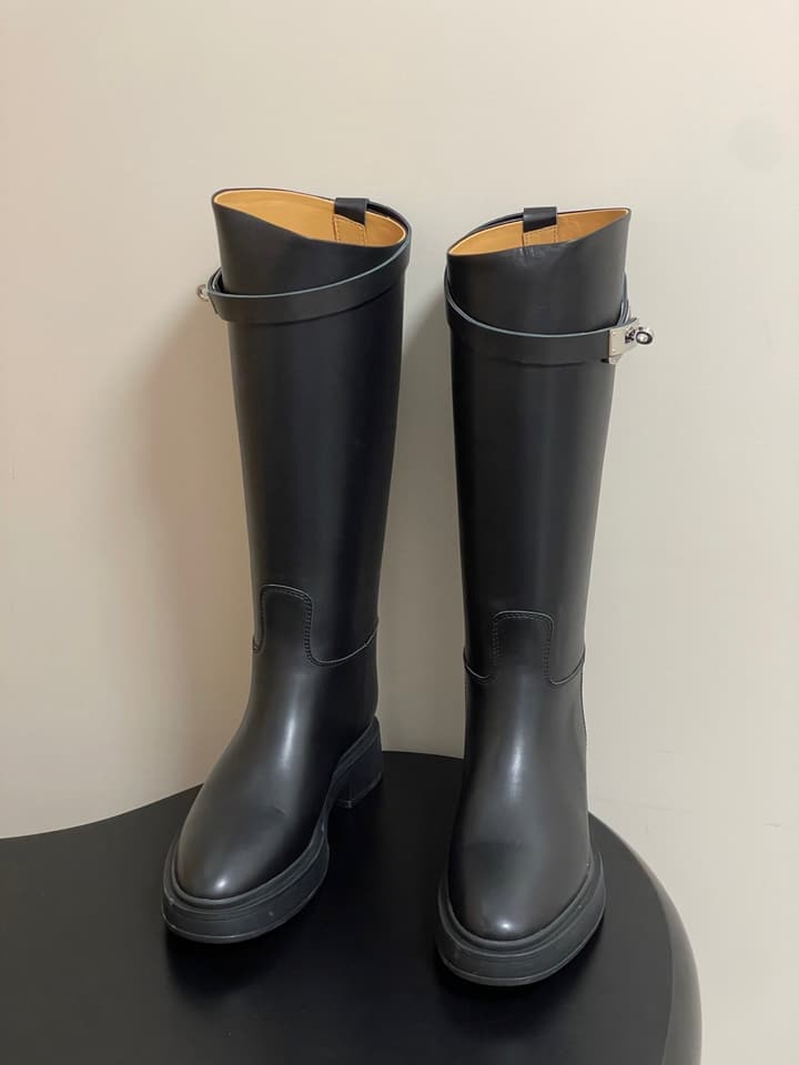 Hermès Jumping Kelly Buckle Knee-High Boots in Black Leather