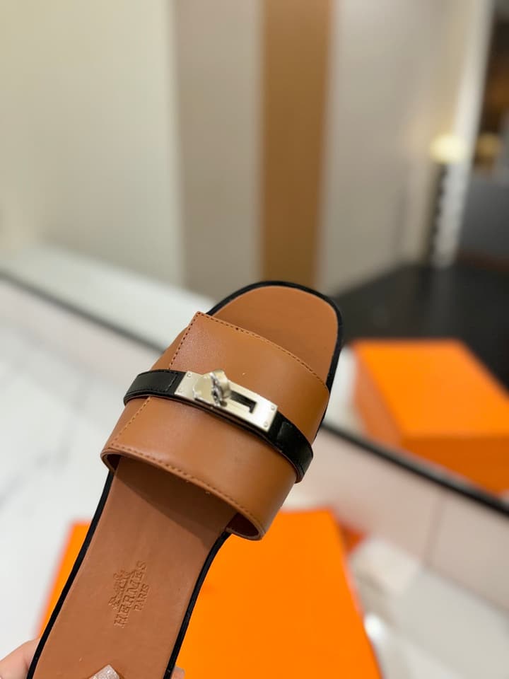 Hermès Classic Timeless Leather Sandals in Black