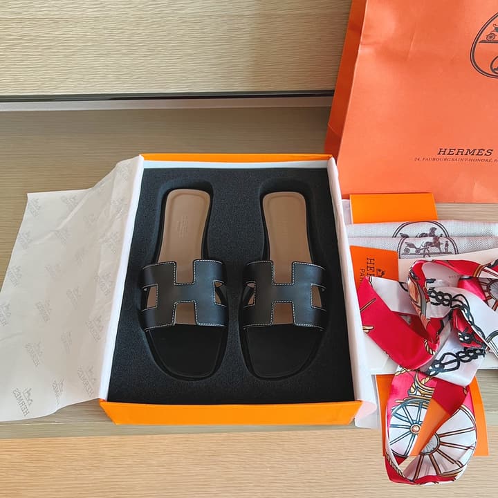 Hermès Handmade Leather Sandals – 2023 Spring Collection in Navy Blue Leather