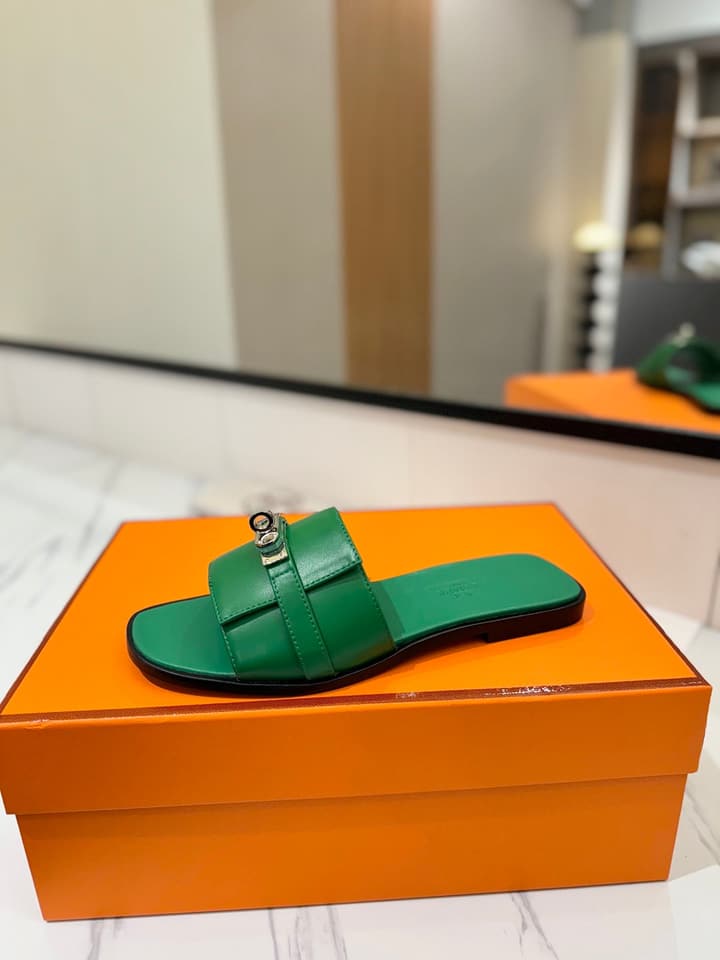 Hermès Classic Timeless Leather Sandals in Black