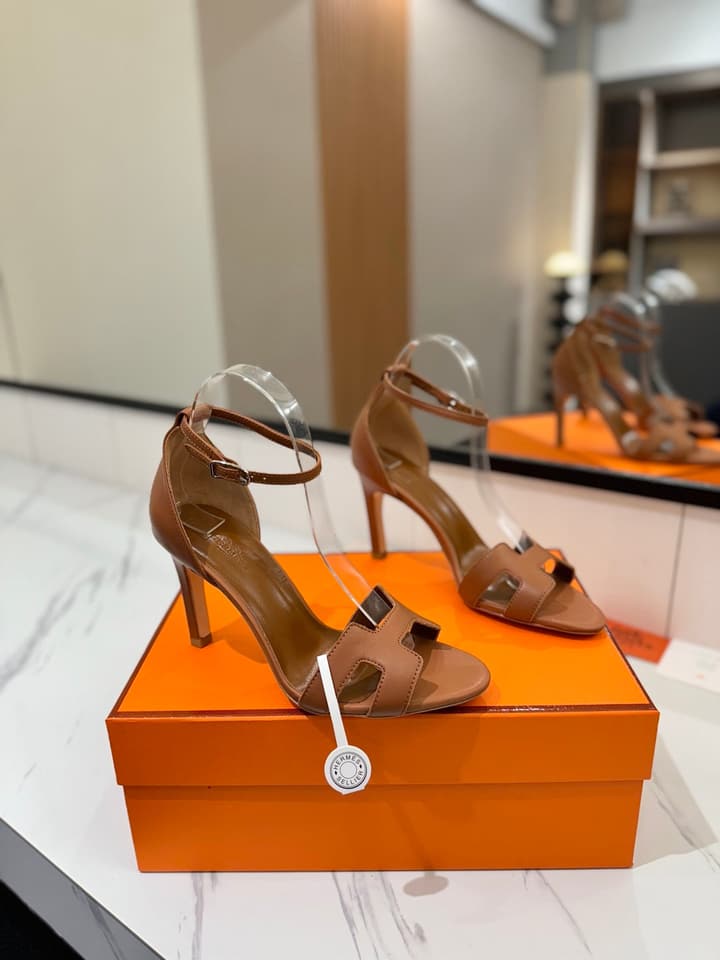 Hermès Classic Smooth Cowhide Pumps – 9cm in Caramel Brown