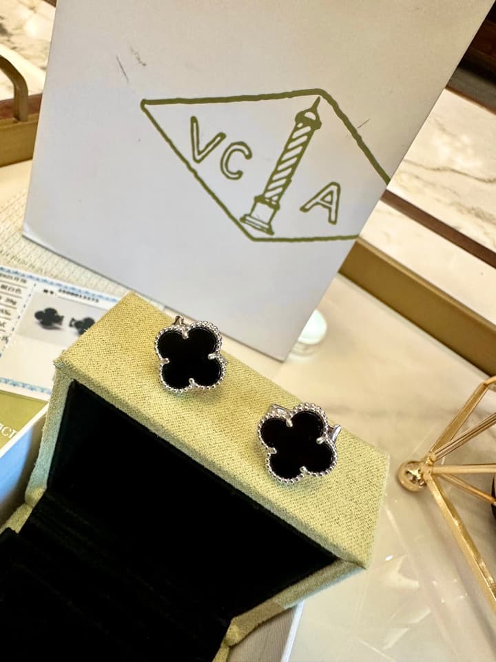 Van Cleef & Arpels Clover Earrings in Gold