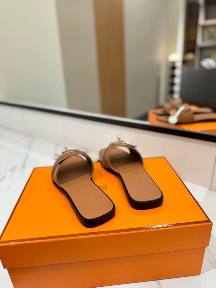 Hermès Classic Timeless Leather Sandals in Black