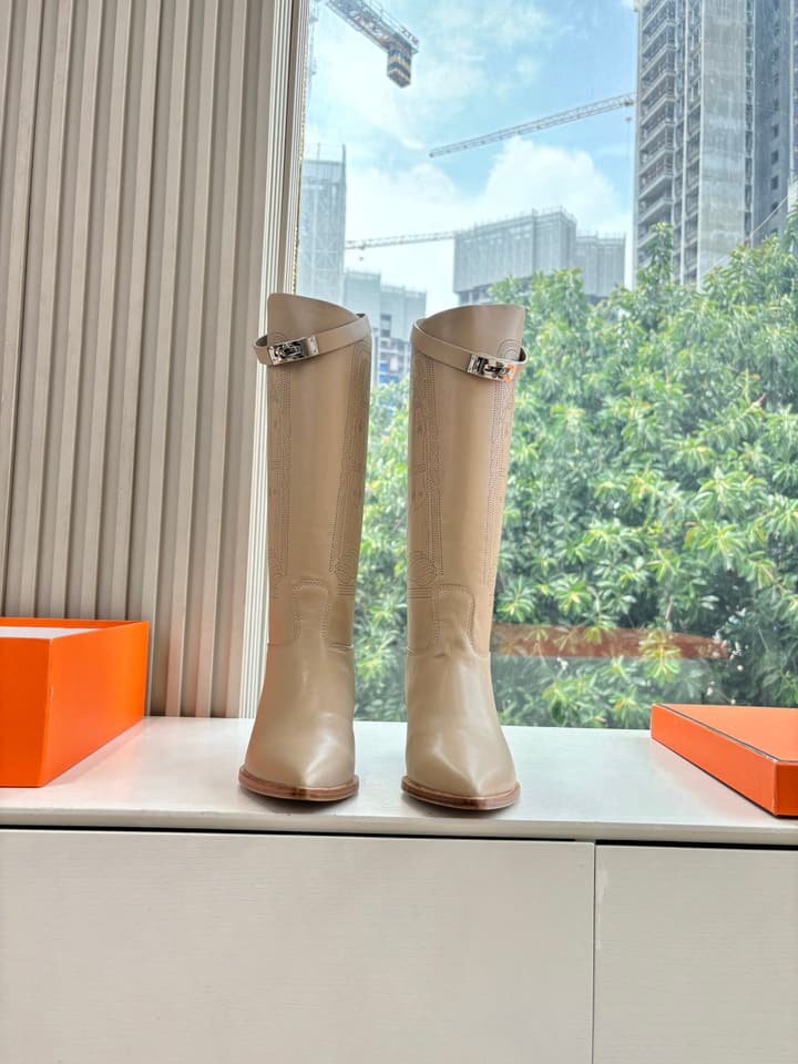 Hermès Classic Knee-High Boots – 2025 Autumn/Winter Collection in Two-tone Tan And Cream