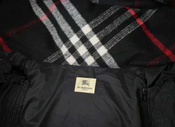 Burberry Detachable Hood Puffer Jacket – SS23 in Black Down Jacket (full Sleeve)
