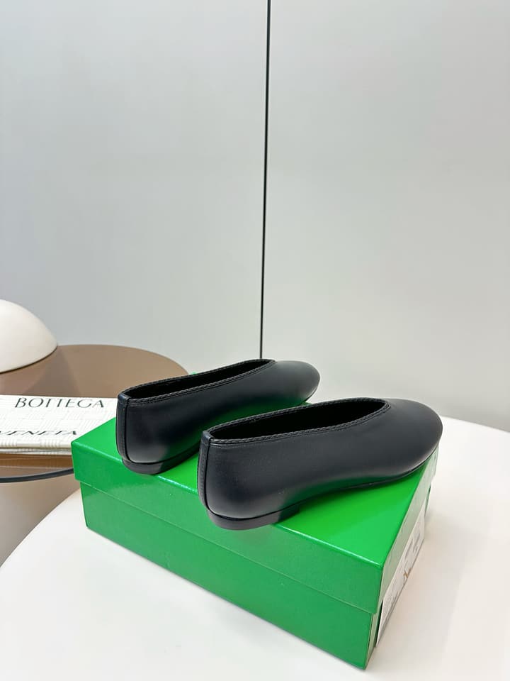 Bottega Veneta Woven Flats – 2025 Collection in Black