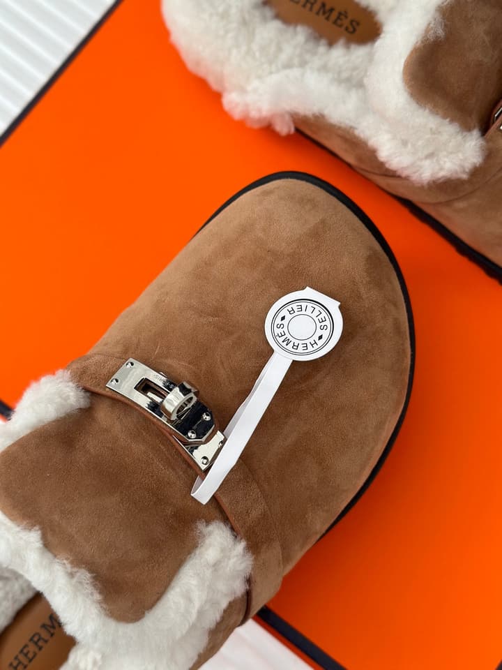 Hermès Kelly Buckle Furry Slippers – Autumn/Winter Collection in Black Suede With White Fur
