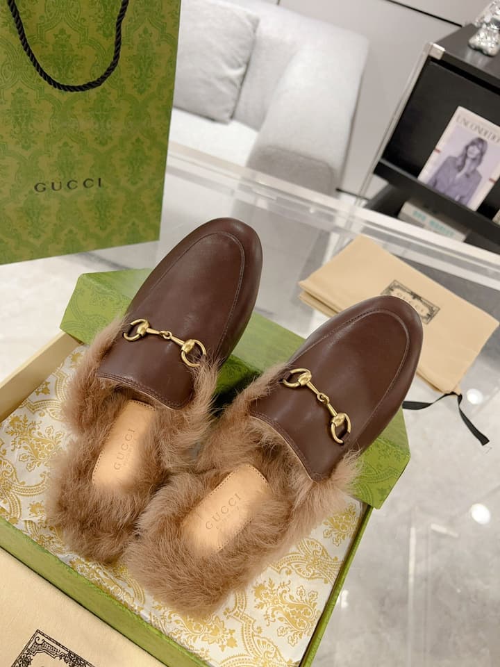 Gucci Toscana Wool Loafers – Autumn/Winter Must-Have in Black Leather With Tan Fur