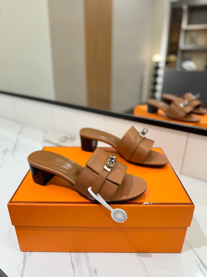 Hermès Classic Smooth Cowhide Heeled Sandals in Beige