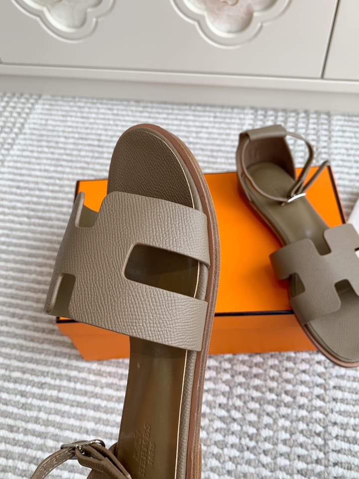 Hermès Santorini Classic H Flat Sandals in Taupe
