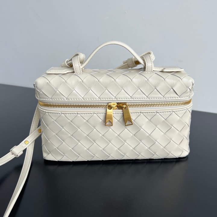 Bottega Veneta Intrecciato Vanity Case in Cream