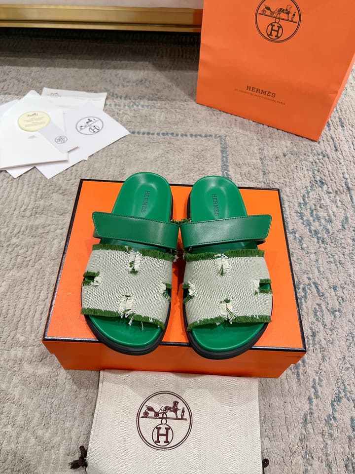 Hermès Chypre Leather Slides – 2023SS in Emerald Green & Textured Beige