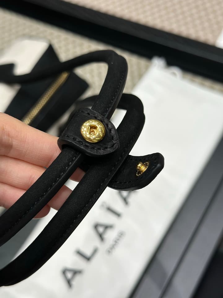 Alaïa Le Teckel Dachshund Bag in Cream And Black