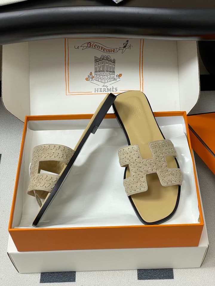 Hermès Oran Woven Suede Sandals – 2025 Collection in Black Leather