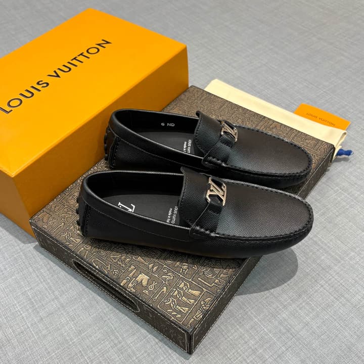 Louis Vuitton Men's Lizard-Embossed Driving Shoes in Black