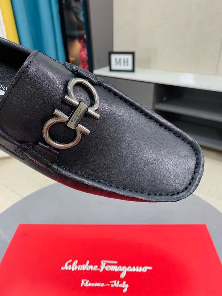 Ferragamo Pebbled Leather Driving Shoes in Black Leather, Black Lining