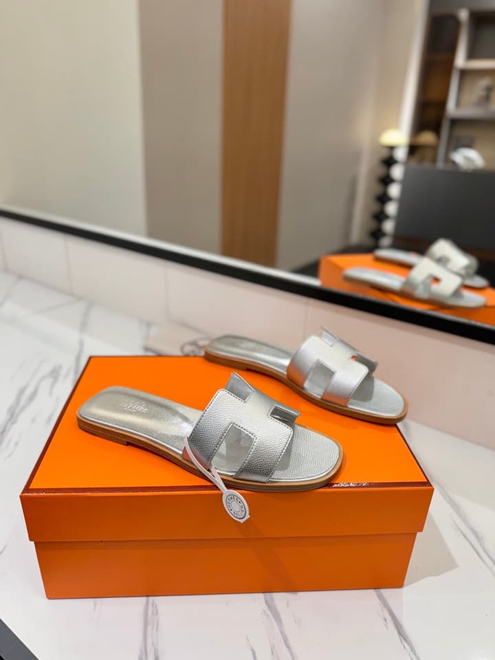 Hermès Classic H Palm Grain Leather Sandals in Black