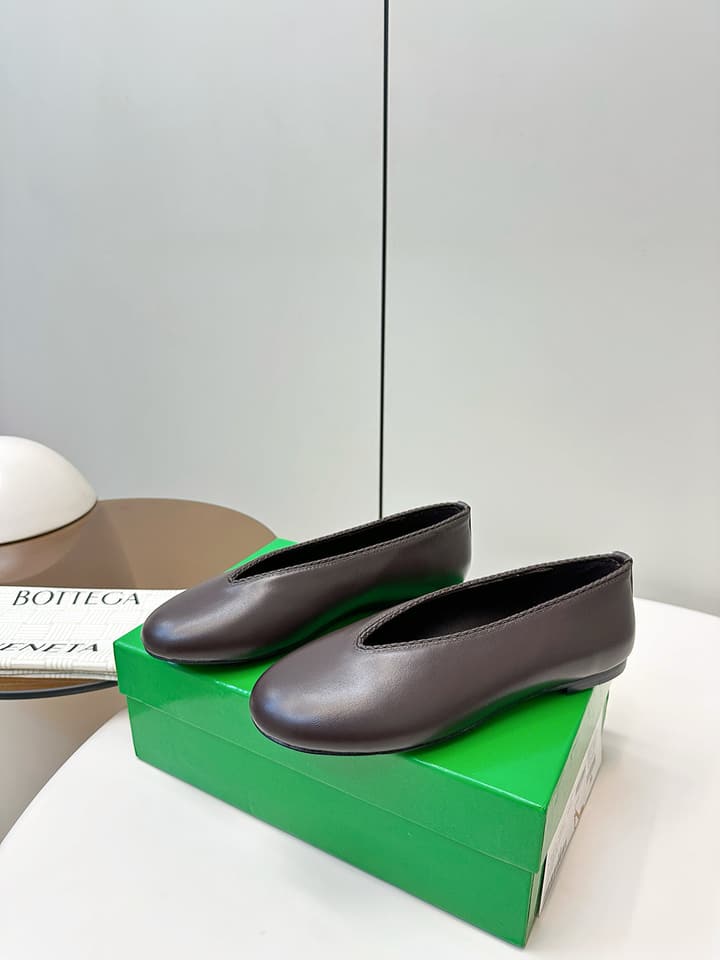 Bottega Veneta Woven Flats – 2025 Collection in Black