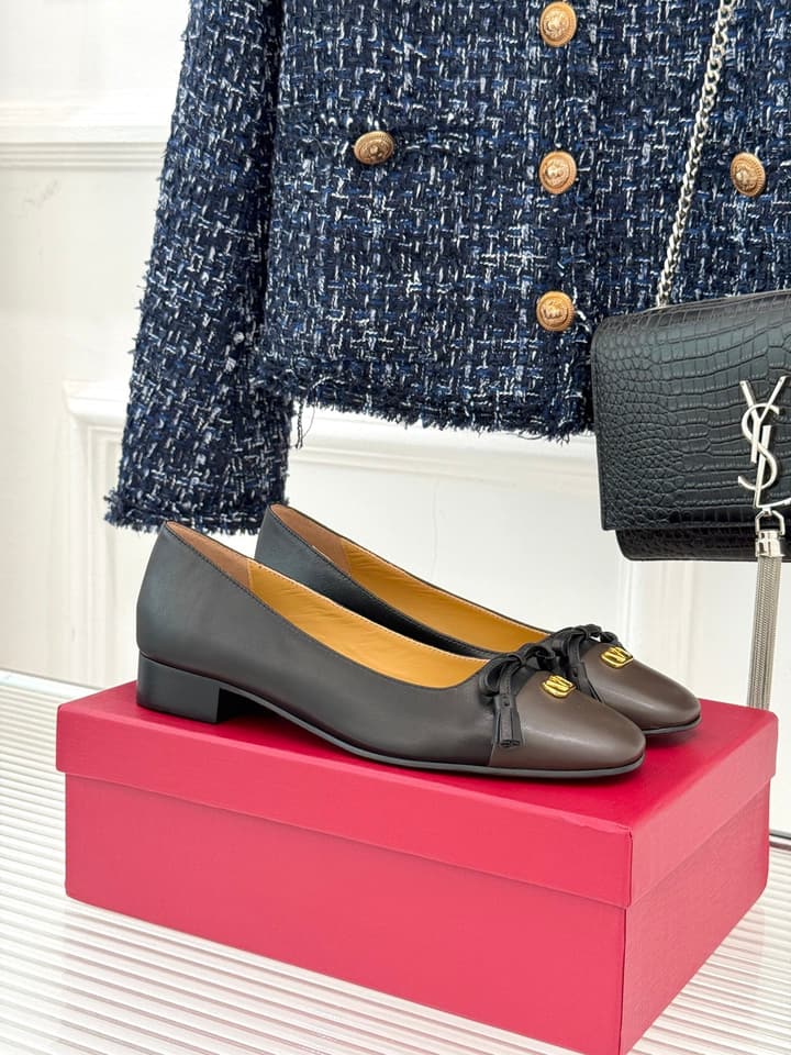 Valentino VLogo Metal Buckle Ballet Flats – 25FW in Charcoal