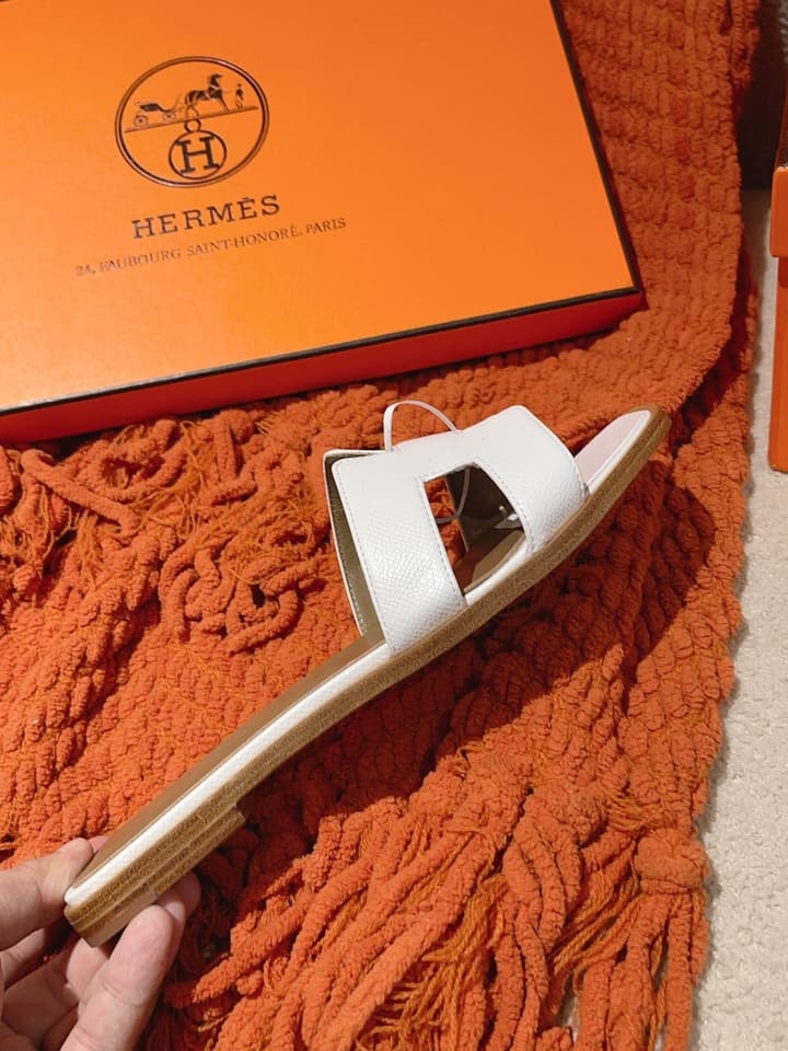 Hermès Oasis H Flat Sandals in Taupe Strap