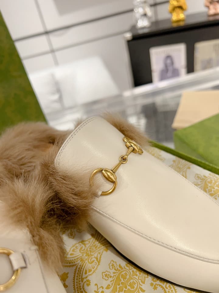 Gucci Toscana Wool Loafers – Autumn/Winter Must-Have in Black Leather With Tan Fur