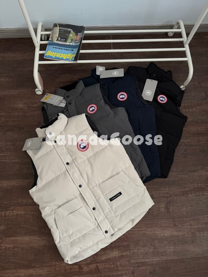 Canada Goose Unisex Down Puffer Vest in Black