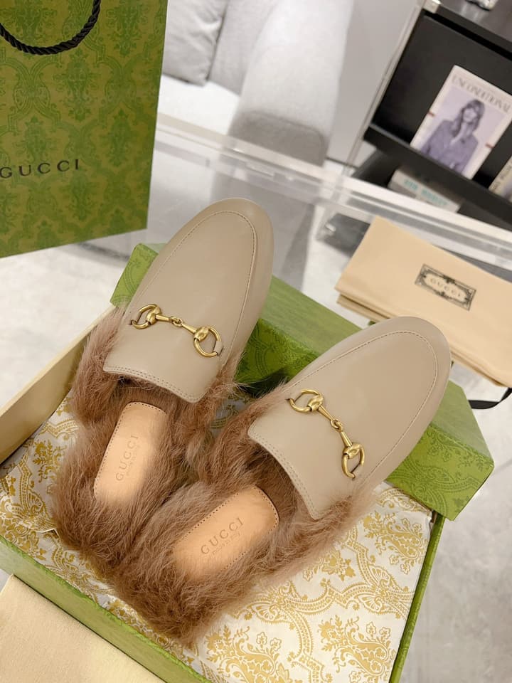 Gucci Toscana Wool Loafers – Autumn/Winter Must-Have in Black Leather With Tan Fur