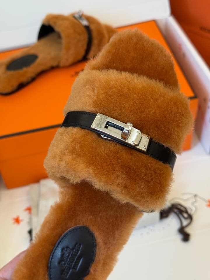 Hermès Kelly Buckle Fur Slippers – 25FW in Cognac Two-tone Plush