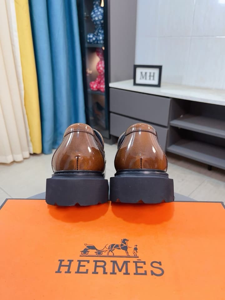 Hermès Business Leather Loafers in Black Loafers Foreground