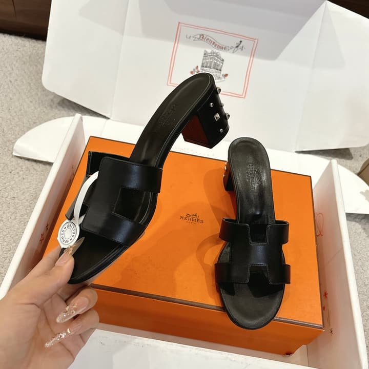 Hermès Oasis H-Slippers Sandals – New Colorway in Black Leather