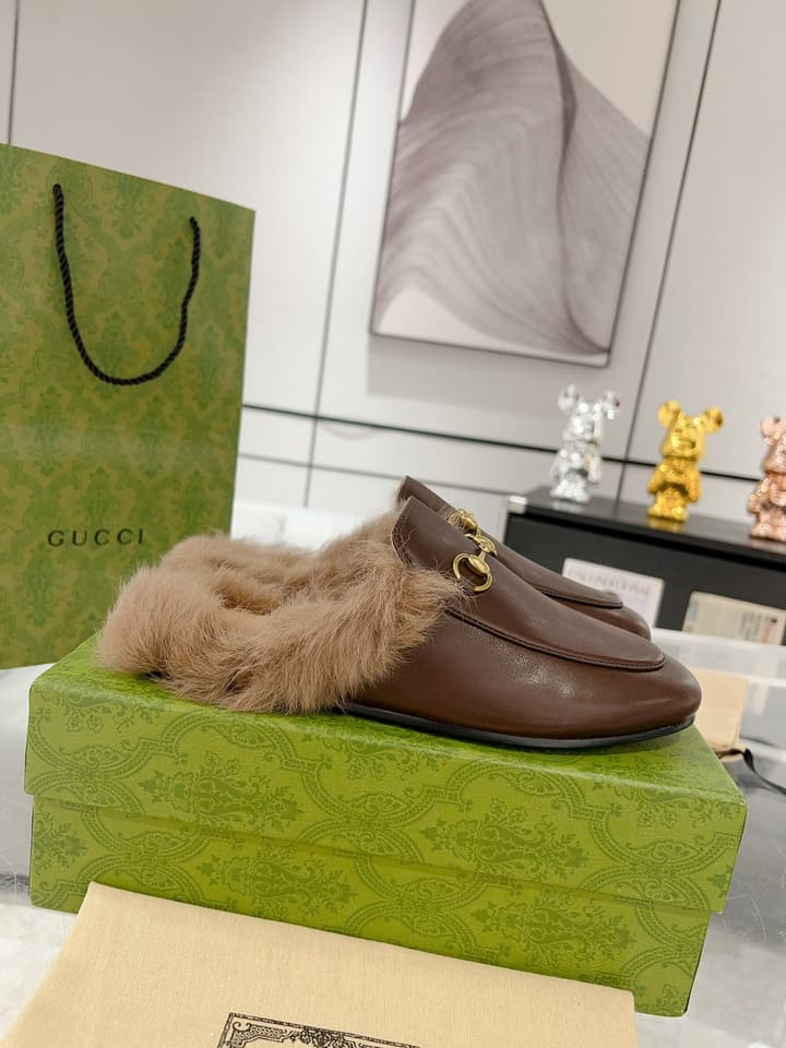 Gucci Toscana Wool Loafers – Autumn/Winter Must-Have in Black Leather With Tan Fur