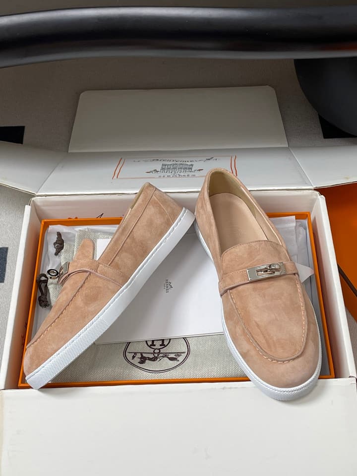 Hermès Mind Suede Kelly Buckle Loafers – 26S Spring/Summer Collection in Beige Suede