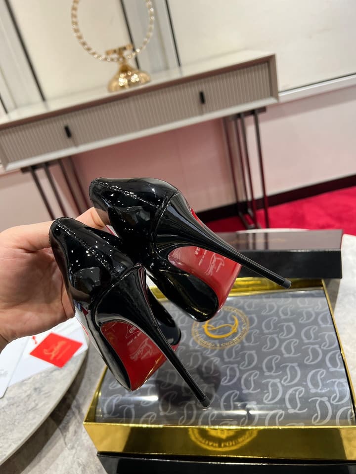Christian Louboutin Classic Kate Patent Pumps in Black Patent Leather