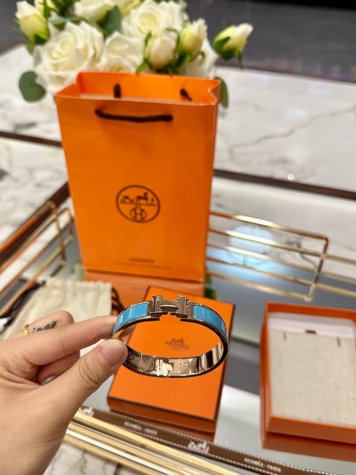 Hermès H-Letter Oval Enamel Bracelet in Gold H Logo Creamy Beige Band