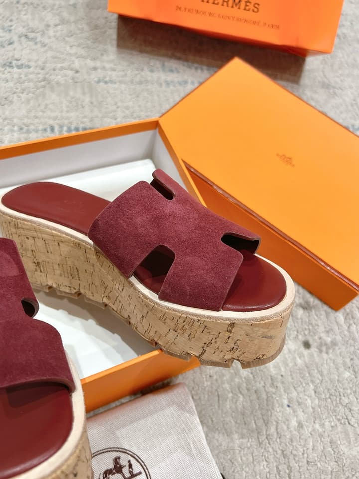 Hermès Wedge Sandals – 2024 Spring/Summer Collection in Bright Red Suede