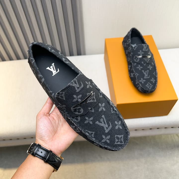 Louis Vuitton Pebbled Leather Driving Shoes in Black Textured Leather
