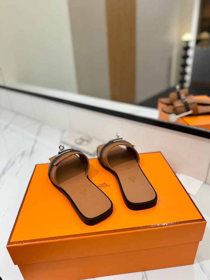 Hermès Classic Timeless Leather Sandals in Black