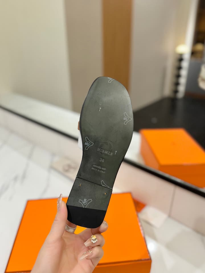Hermès Classic Timeless Leather Sandals in Black