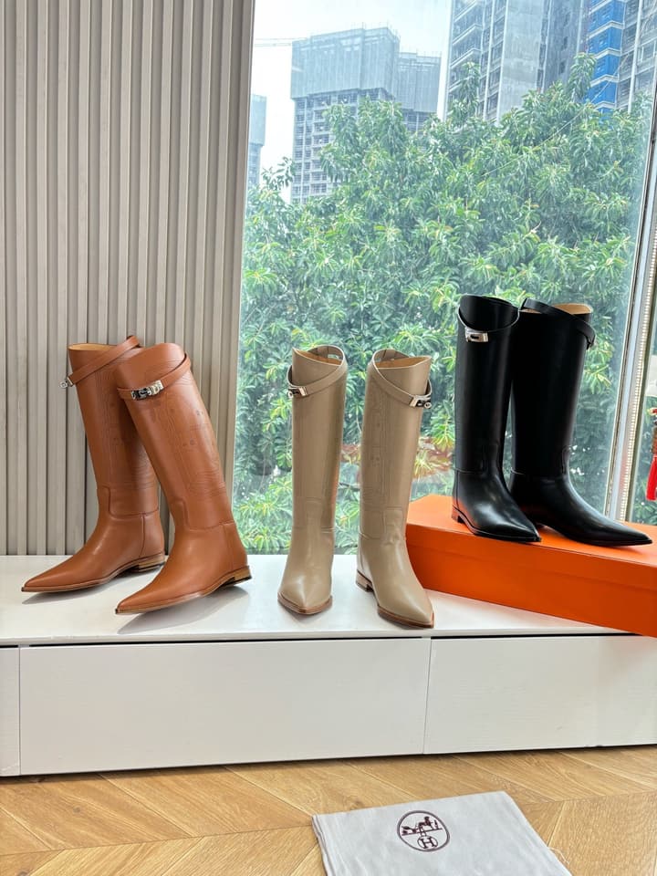 Hermès Classic Knee-High Boots – 2025 Autumn/Winter Collection in Two-tone Tan And Cream