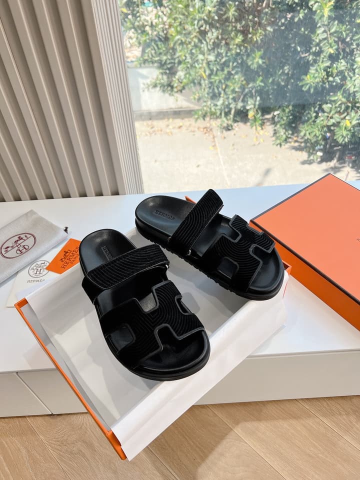 Hermès Pig Nose Thong Sandals – 2024 Spring/Summer Collection in Black