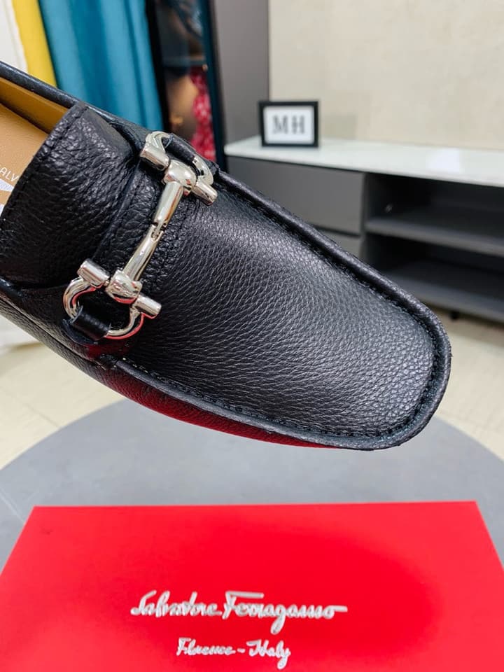 Ferragamo Pebbled Leather Driving Shoes in Black Leather, Black Lining