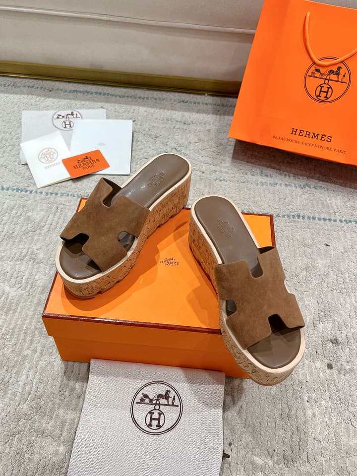 Hermès Wedge Sandals – 2024 Spring/Summer Collection in Bright Red Suede