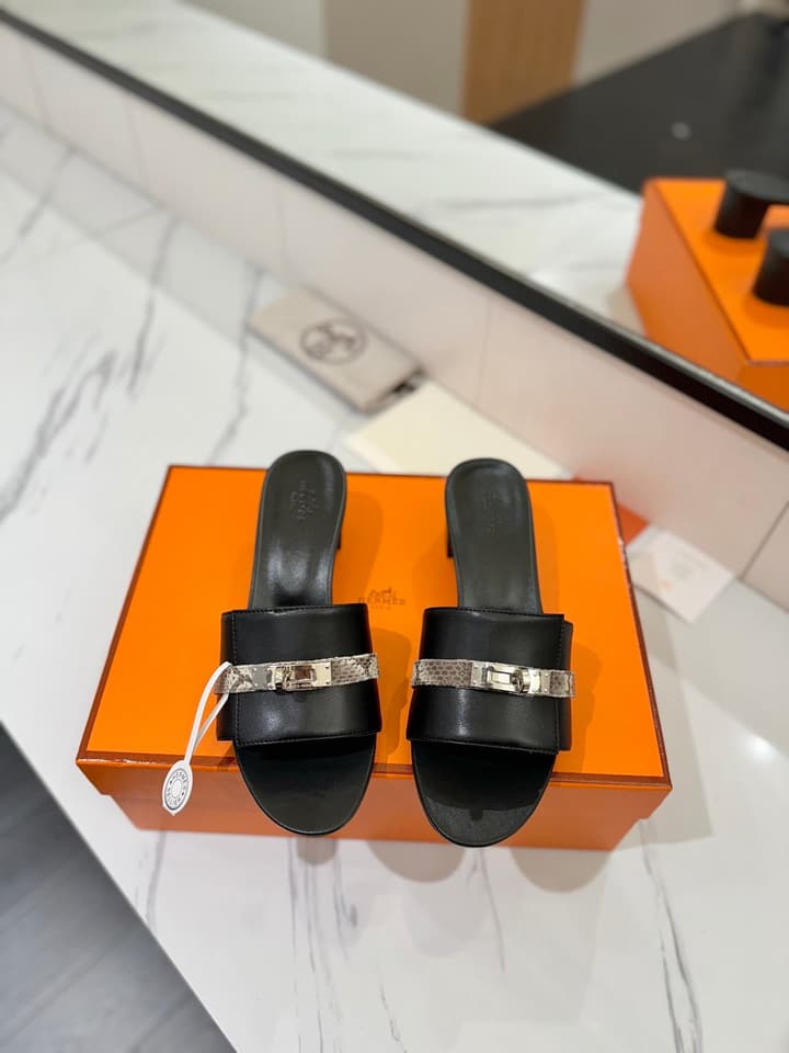 Hermès Classic Smooth Cowhide Heeled Sandals in Beige
