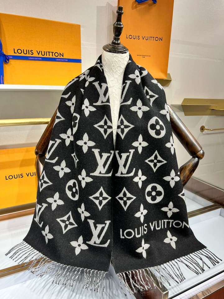 Louis Vuitton Monogram Wool Shawl – 2022 Collection in Beige