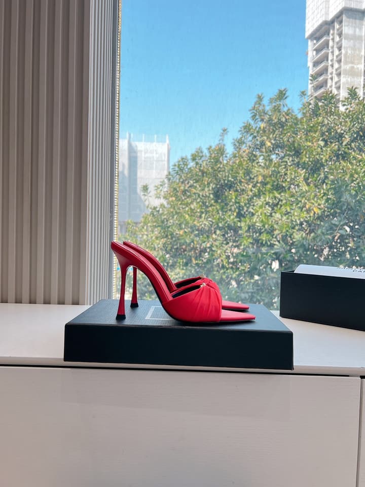 Saint Laurent Lee Metal Chain Pointed-Toe Pumps in Black Satin