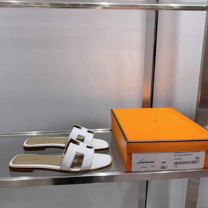 Hermès Oasis H Flat Sandals in Taupe Strap